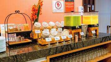 Zona de bufé con diferentes alimentos y bebidas.