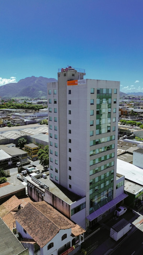 A modern hotel building with a flat roof, multiple floors, and a sign indicating it is a hotel. - Transamerica Fit Serra (Serra)