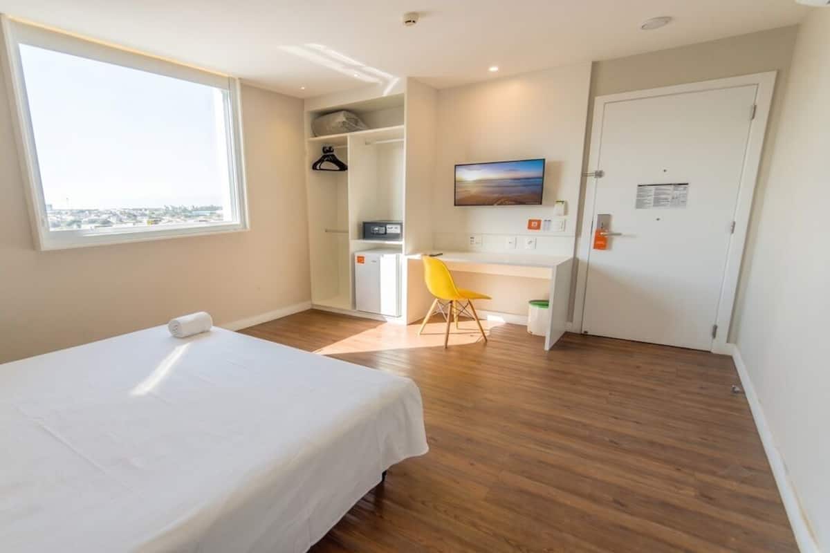 Standard Room, 1 Queen Bed, Accessible | In-room safe, desk, laptop workspace, soundproofing