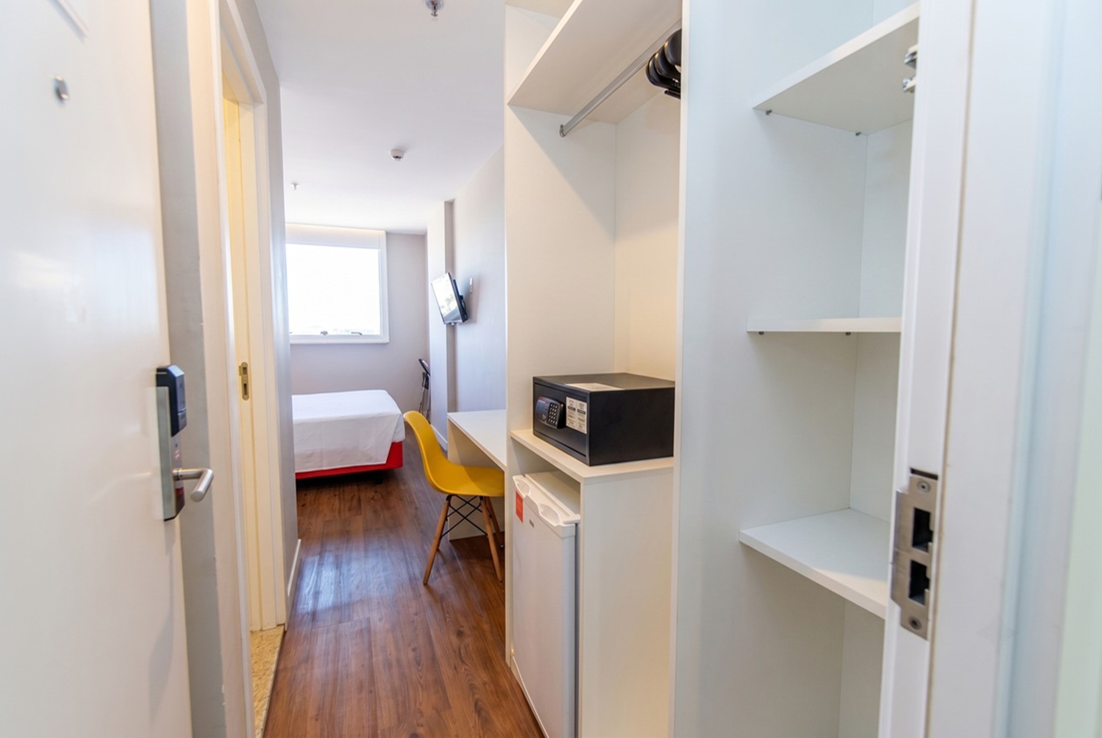 Standard Room, 1 Queen Bed | In-room safe, desk, laptop workspace, soundproofing