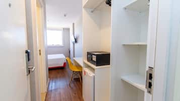 Standard Room, 1 Queen Bed | In-room safe, desk, laptop workspace, soundproofing