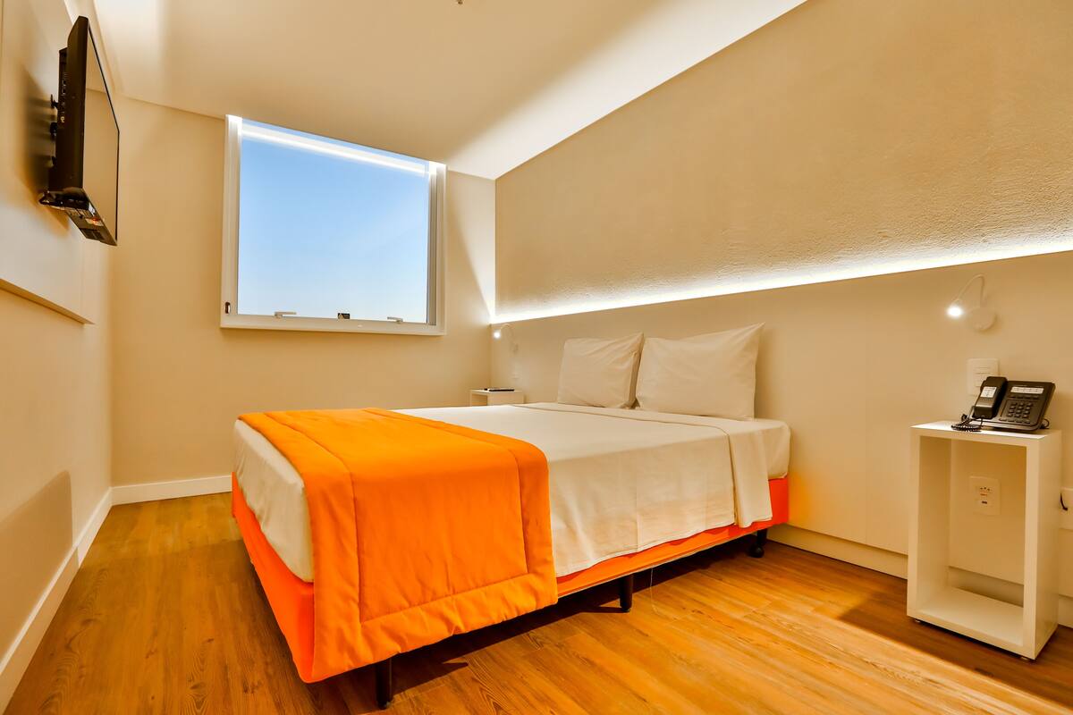 standard room, 1 queen bed | in-room safe, individually furnished, desk, laptop workspace