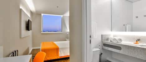Standard Room, 1 Queen Bed | In-room safe, individually furnished, desk, laptop workspace