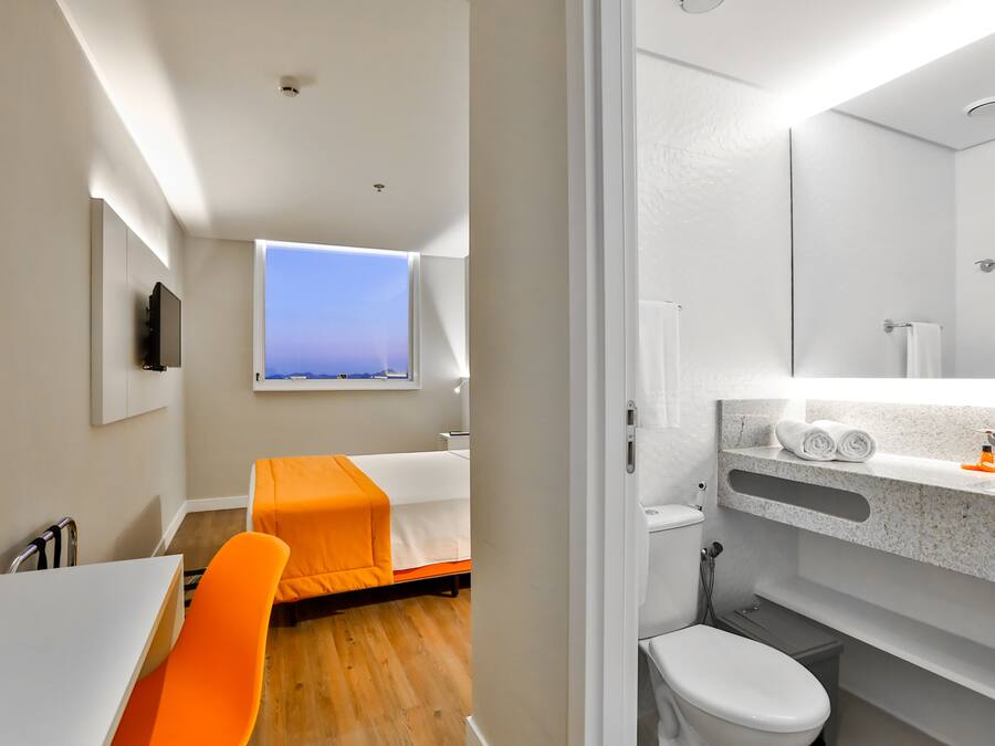 Rom – standard, 1 queensize-seng | Safe på rommet, individuelt innredet og skrivebord