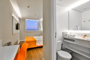 In-room safe, individually furnished, desk, laptop workspace - Transamerica Fit Serra (Serra)