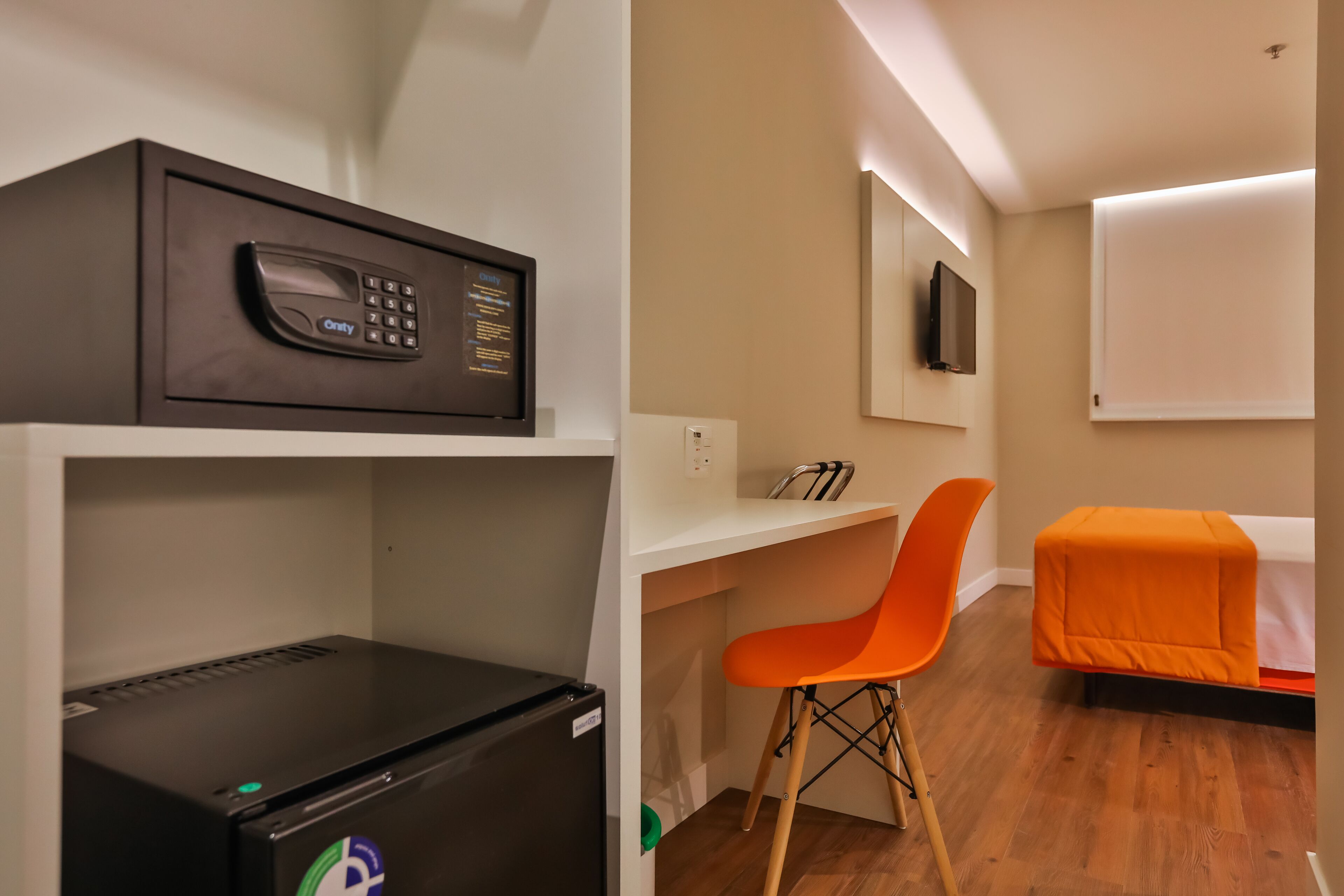 standard room, 1 queen bed | in-room safe, individually furnished, desk, laptop workspace