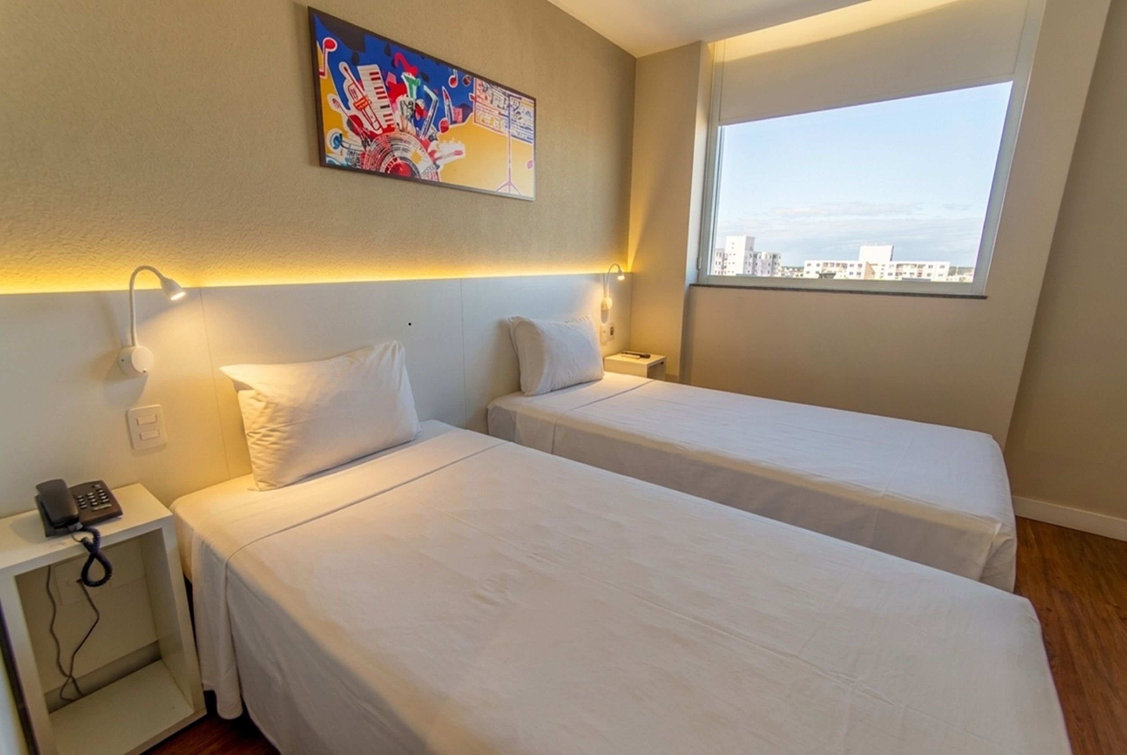 Quarto standard, 2 camas de solteiro | Cofres nos quartos, escrivaninha, espaço de trabalho para notebook