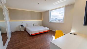 Habitación estándar, 1 cama de matrimonio, accesible para personas con discapacidad | Caja fuerte, escritorio, espacio para trabajar con un portátil