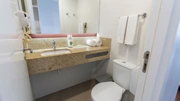 Habitación estándar, 1 cama de matrimonio | Baño | Ducha y cabezal de ducha tipo lluvia