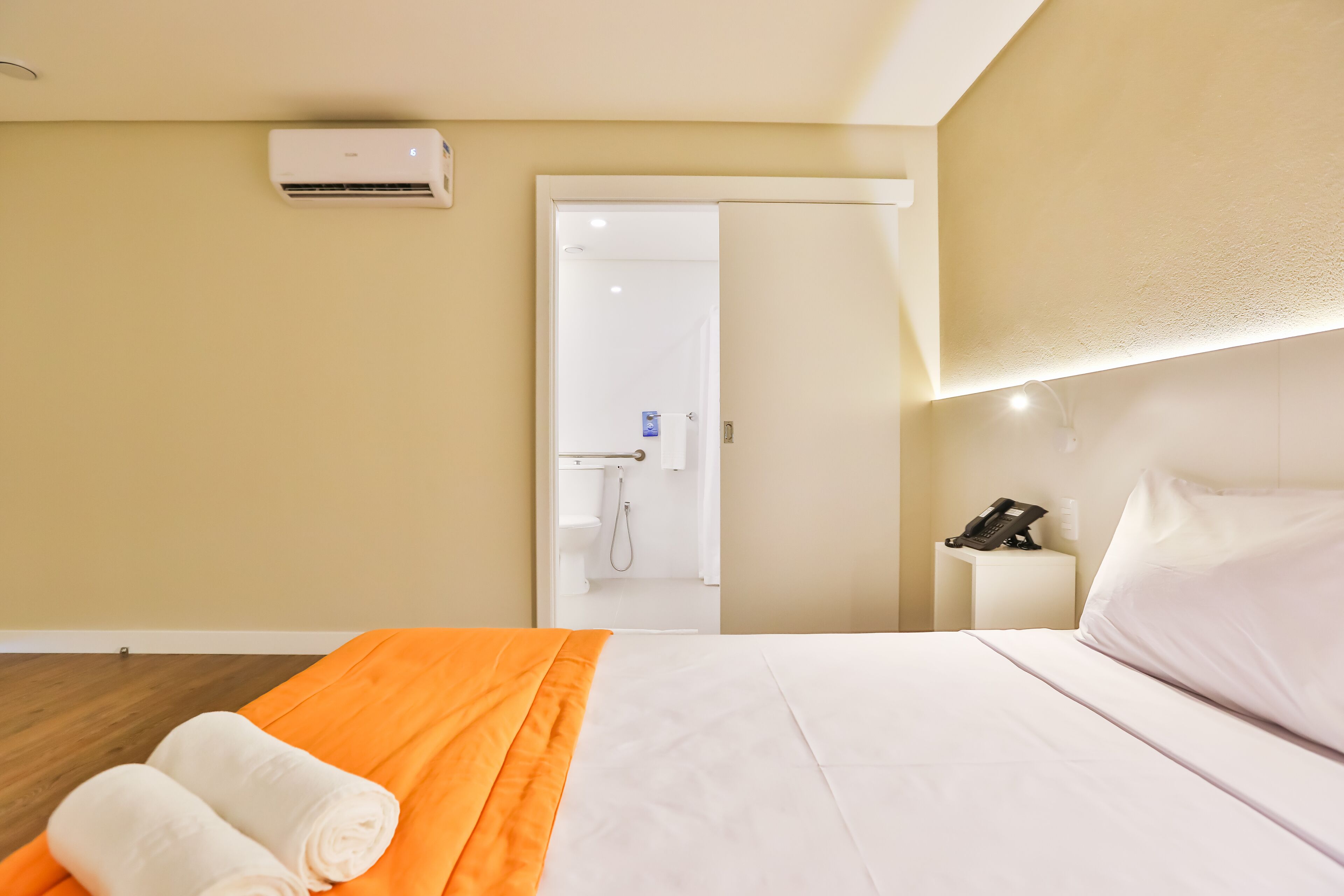 standard room, 1 queen bed, accessible | in-room safe, individually furnished, desk, laptop workspace