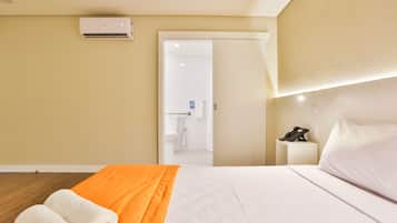 Standard Room, 1 Queen Bed, Accessible | In-room safe, individually furnished, desk, laptop workspace
