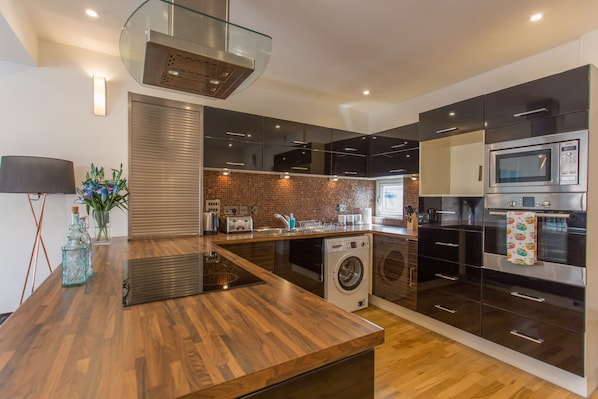 Apartment, 2 Bedrooms | Private kitchen | Full-size fridge, microwave, oven, stovetop