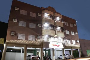 Fachada de la propiedad por la tarde o noche