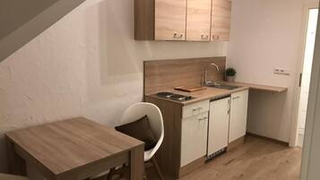 Full-sized fridge, microwave, oven, stovetop