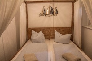Blackout drapes, free cribs/infant beds, rollaway beds, free WiFi - FeWo Gundelsheim (Hassmersheim)