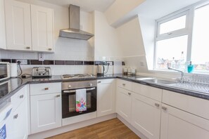 Apartment, 2 Bedrooms | Private kitchen