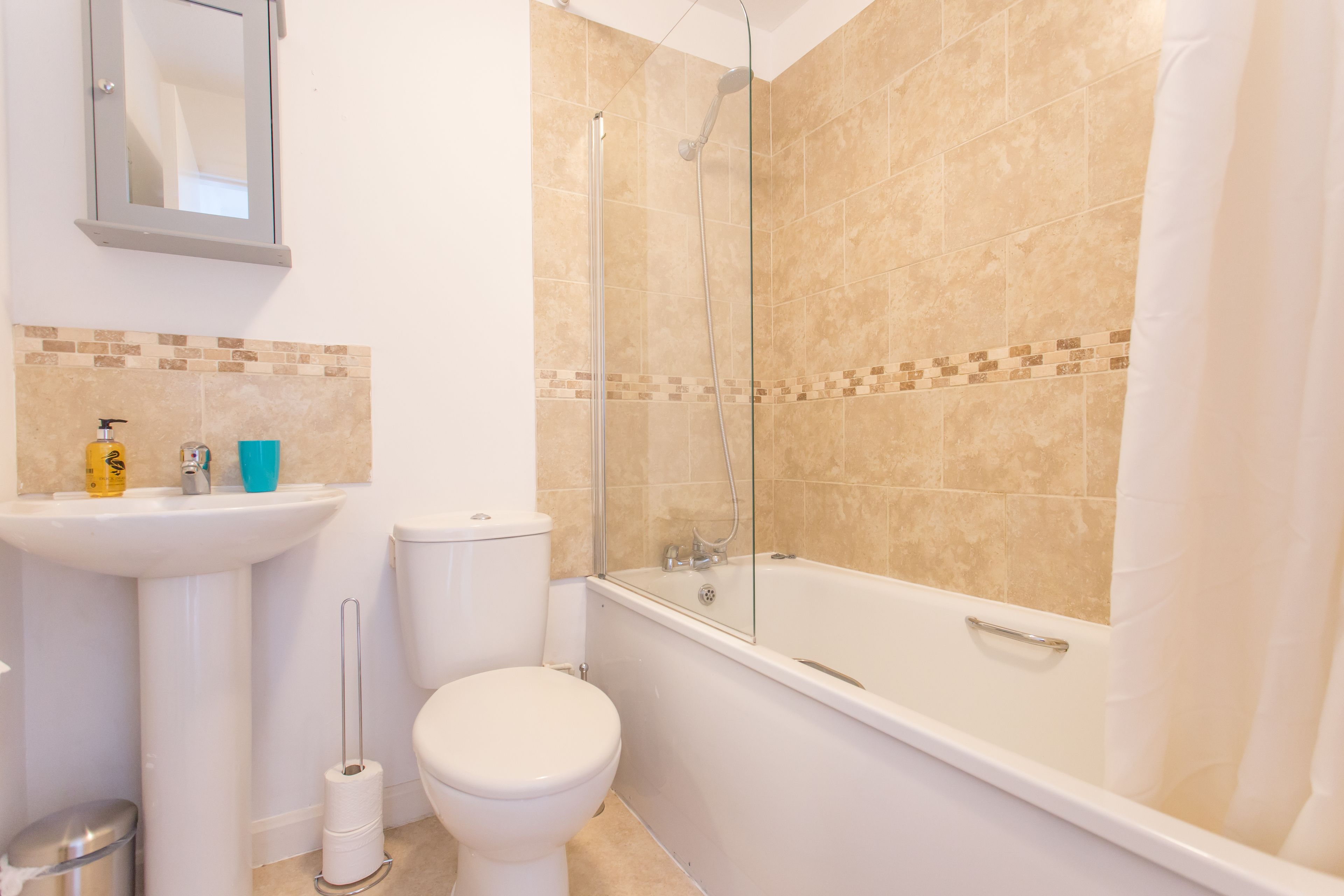 Apartamento, 2 quartos | Banheiro | Chuveiro/banheira combinados, produtos de toalete grátis