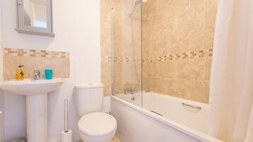 Apartamento, 2 quartos | Banheiro | Chuveiro/banheira combinados, produtos de toalete grátis