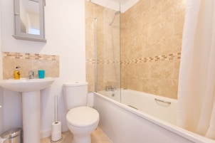 Apartment, 2 Bedrooms | Bathroom | Combined shower/tub, free toiletries, hair dryer, towels