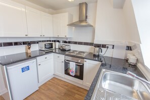 Departamento, 2 habitaciones | Cocina privada | Refrigerador con congelador, microondas, horno y parrilla de estufa