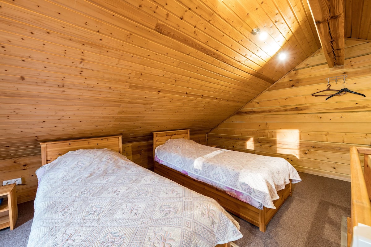 Casa de ciudad clásica, 1 habitación, refrigerador y microondas, vista al jardín | Tabla de planchar con plancha, camas extra, wifi gratis y ropa de cama