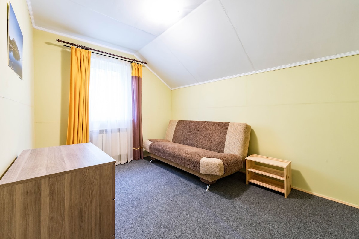 Cabaña estándar, 2 habitaciones, cocina, vista parcial al lago | Tabla de planchar con plancha, camas extra, wifi gratis y ropa de cama