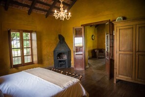 Exclusive Cottage, 1 King Bed, Accessible | Blackout drapes, soundproofing, free WiFi, bed sheets