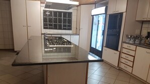 Vila Deluks, Beberapa Tempat Tidur, Bebas Asap Rokok | Dapur bersama | Mesin pembuat kopi/teh, lemari es, microwave, dan oven