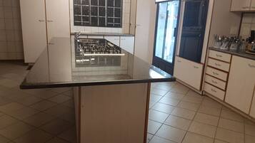 Villa Deluxe, varias camas, para no fumadores | Cocina compartida | Refrigerador, microondas, horno y parrilla de estufa