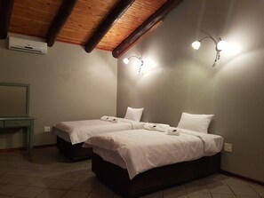 Deluxe villa, Meerdere bedden, niet-roken | Uitzicht vanuit de kamer