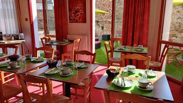 Esmorzar diari d'estil bufet (15 EUR per persona)