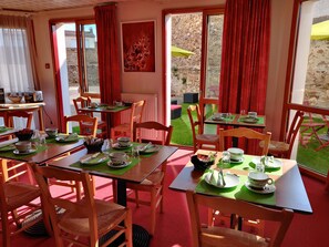 Café da manhã com buffet diário (EUR 15 por pessoa) 