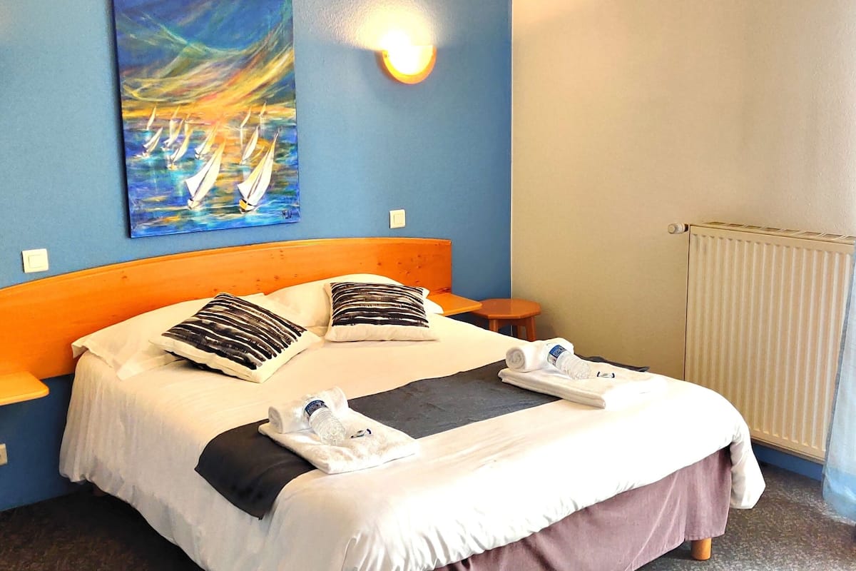 standard double room, accessible | individually decorated, individually furnished, desk, blackout curtains