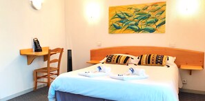 Quarto triplo standard | Individualmente decorados, individualmente mobiliados, escrivaninha