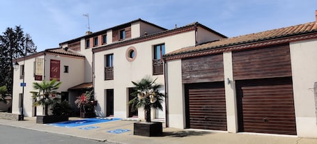 Vista frontal de la propiedad