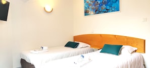 Habitación cuádruple estándar | Escritorio, cortinas opacas, sistema de insonorización