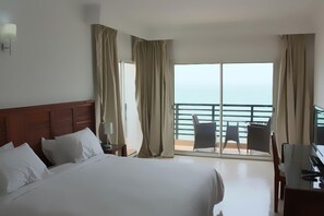 Perhehuone, 1 suuri parisänky, tupakointi sallittu | Työpöytä, äänieristys, silitysrauta/-lauta, ilmainen Wi-Fi