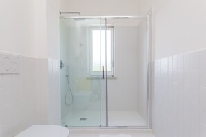 Quadruple Room | Premium bedding, desk, blackout drapes, soundproofing - Sorrento Pool&Suites (Sorrento)