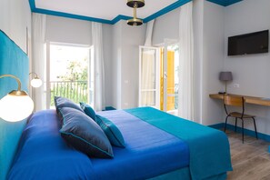 Værelse til 3 personer | Premium-sengetøj, skrivebord, mørklægningsgardiner, lydisolering