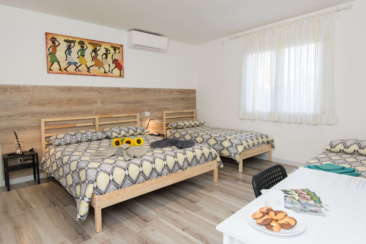 Quadruple Room | Desk, free WiFi, bed sheets