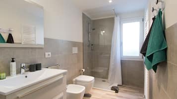 Kamar Quadruple | Meja kerja, Wi-Fi gratis, dan seprai linen