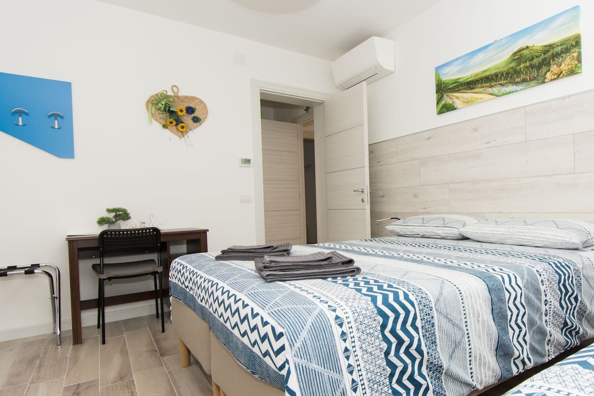 Triple Room | Desk, free WiFi, bed sheets