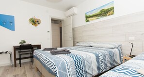 Triple Room | Desk, free WiFi, bed sheets - B&B Borgo Antico (Treviso)