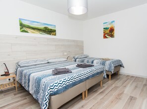Triple Room | Desk, free WiFi, bed sheets - B&B Borgo Antico (Treviso)