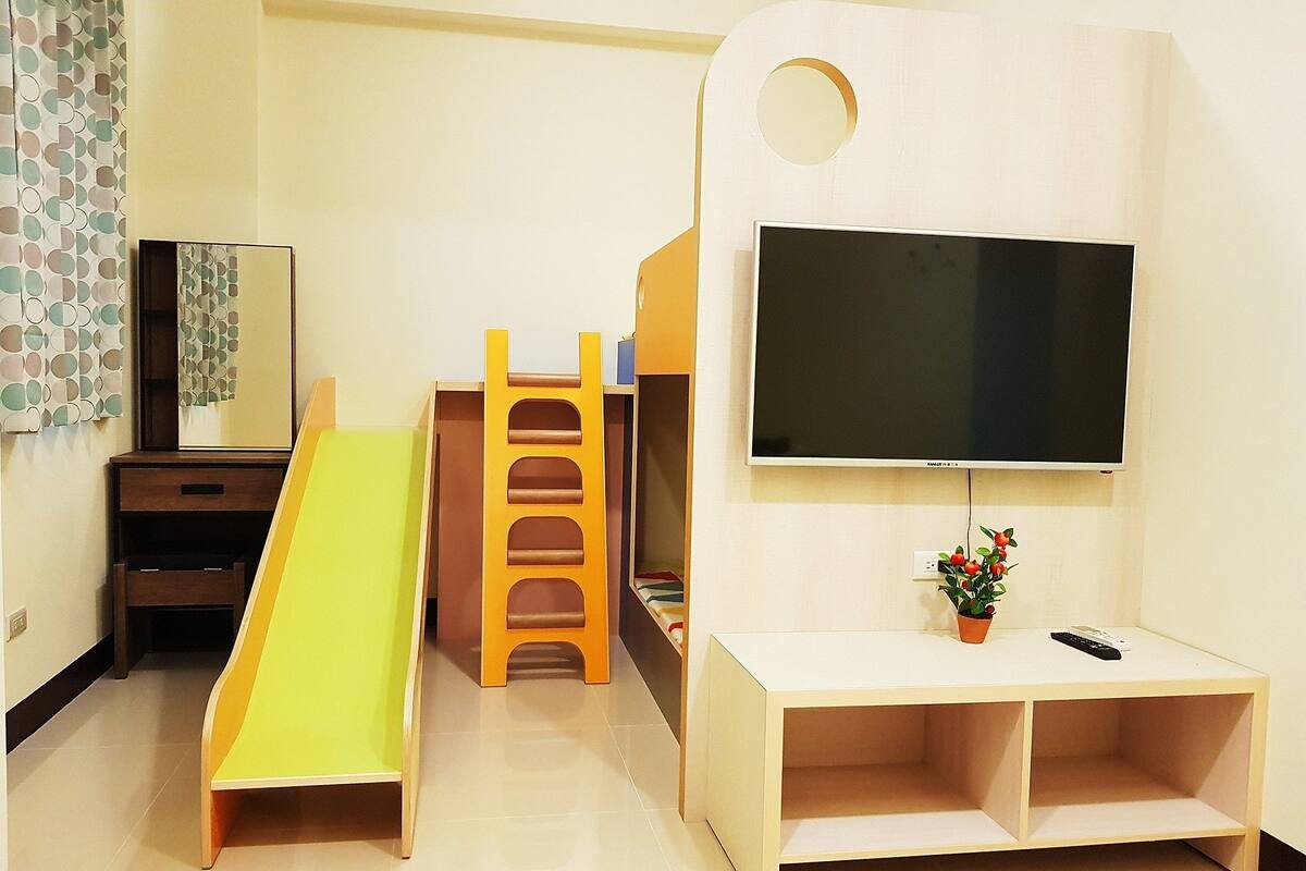 Family Suite, 1 Bedroom, Non Smoking | Premium bedding, individually furnished, blackout drapes, free WiFi