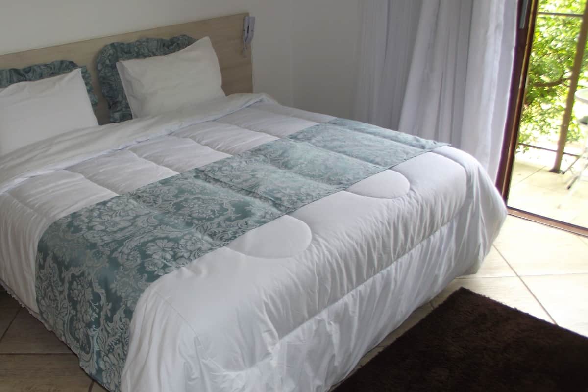 Standard Double Room, 1 Katil Kelamin (Double) atau 2 Katil Bujang (Single) | Peralatan tempat tidur premium, tilam berlapik, meja