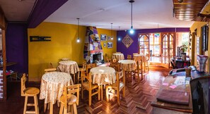 Se ofrece un desayuno continental (3 USD por persona)