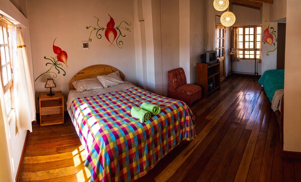 Habitación Confort doble, 1 cama de matrimonio, baño privado | Tabla de planchar con plancha y wifi gratis
