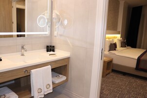Suite | Bathroom | Shower, free toiletries, hair dryer, slippers