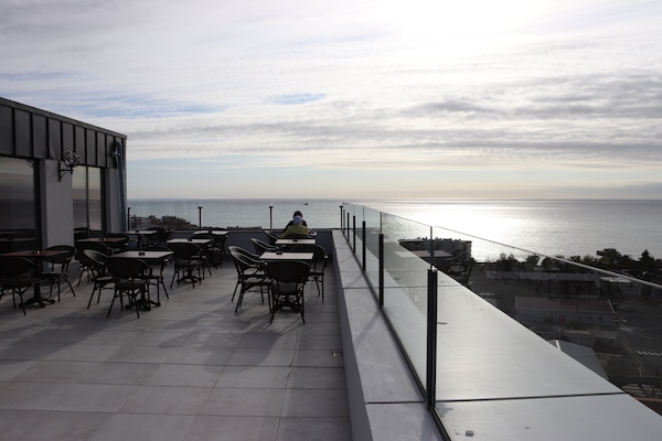 Melayani sarapan, makan siang, dan makan malam